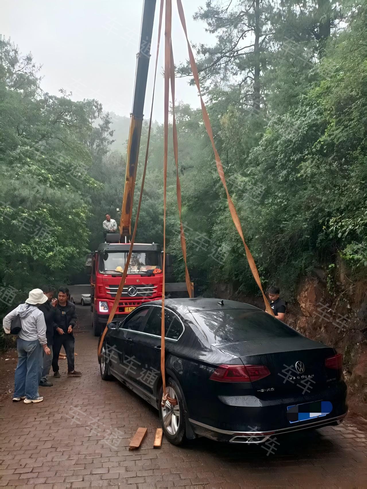 吊车救援现场